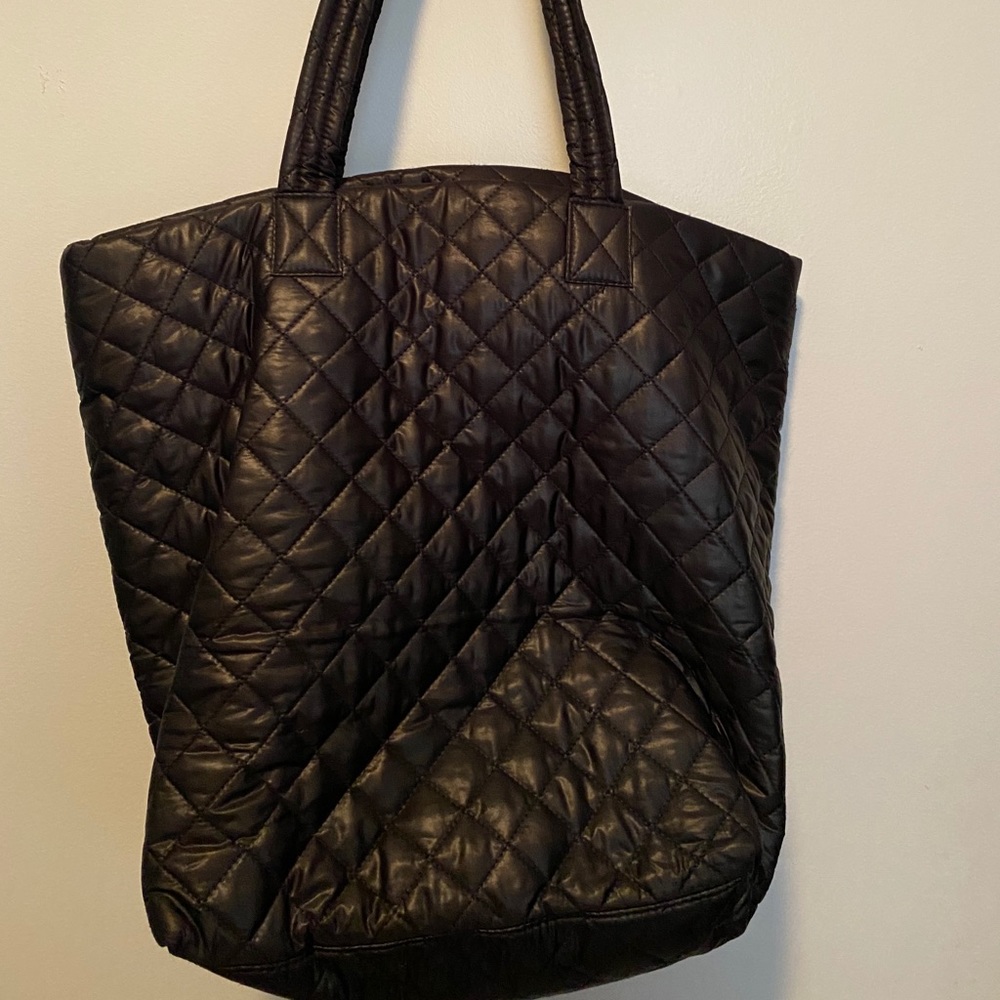 Black Tote bag with zipper!